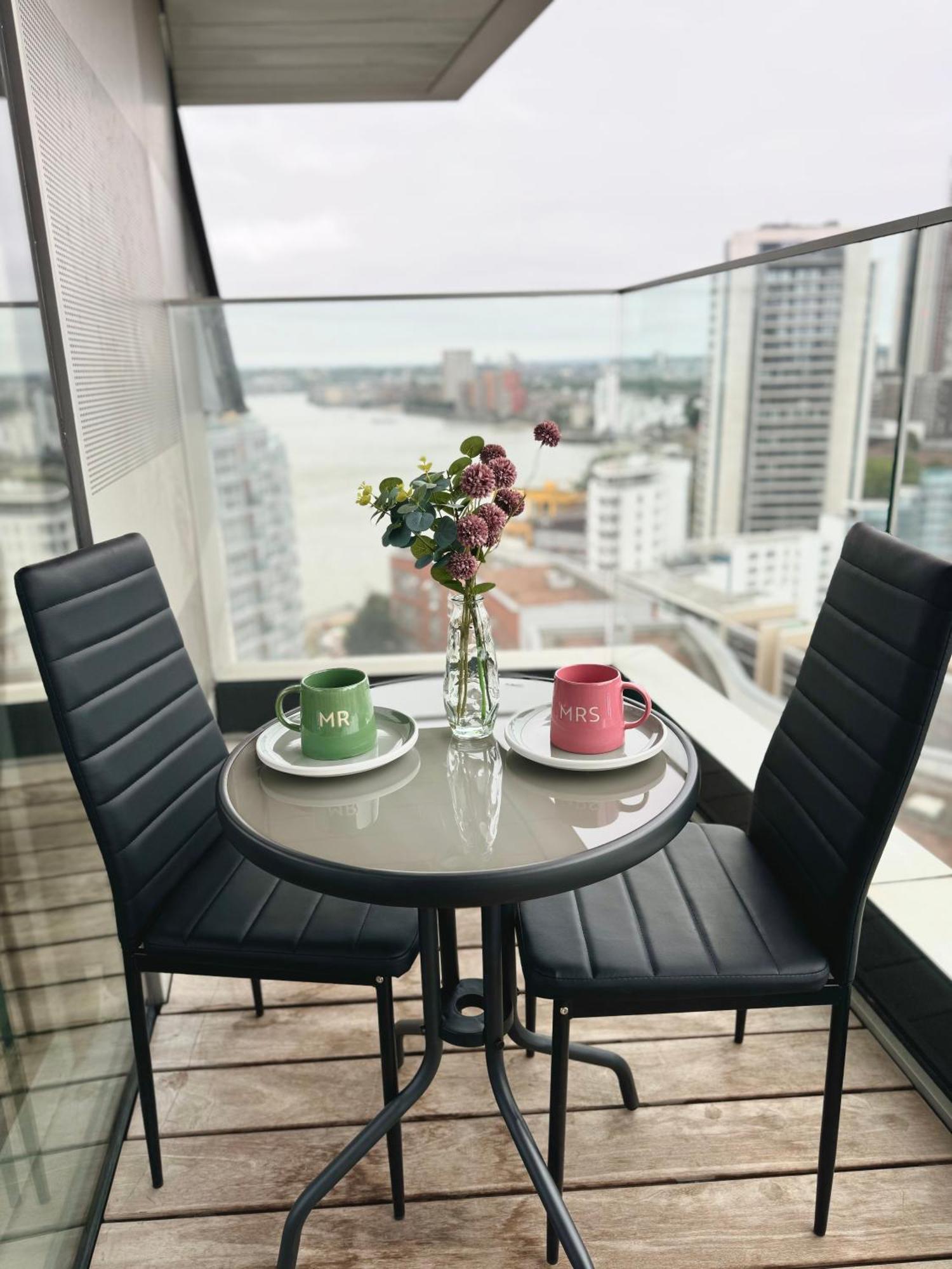 Scenic View 1-bed Near Downtown With Free Wifi Appartamento Londra