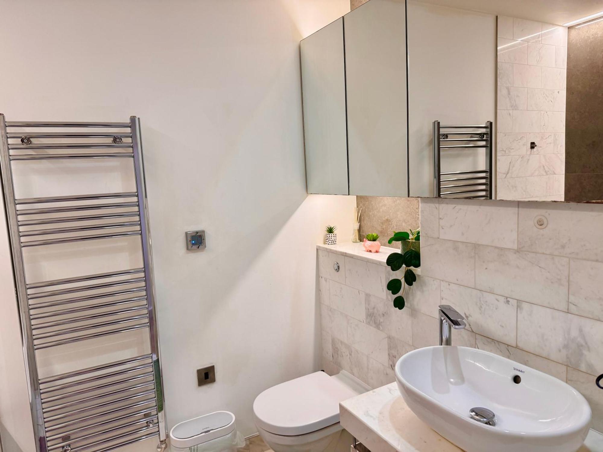 Scenic View 1-bed Near Downtown With Free Wifi Appartamento